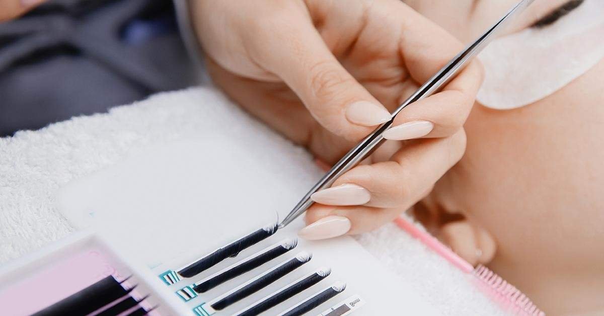 Basic steps for performing eyelash extensions at home